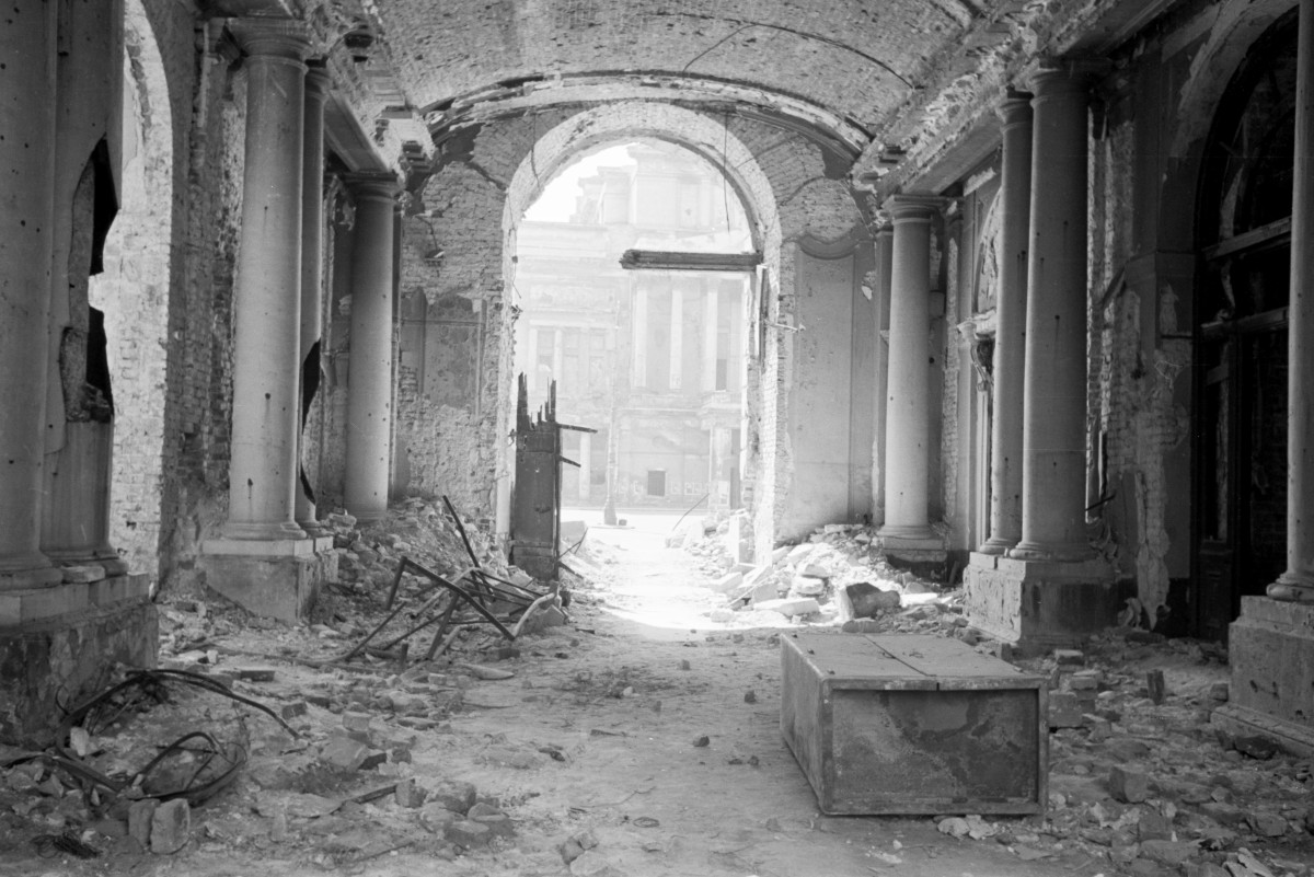 Ratusz dawny pałac Jabłonowskich - fragment ruin. Brama z widokiem na dziedziniec. Filary po bokach i widoczne sklepienie kolebkowe., skan 1
