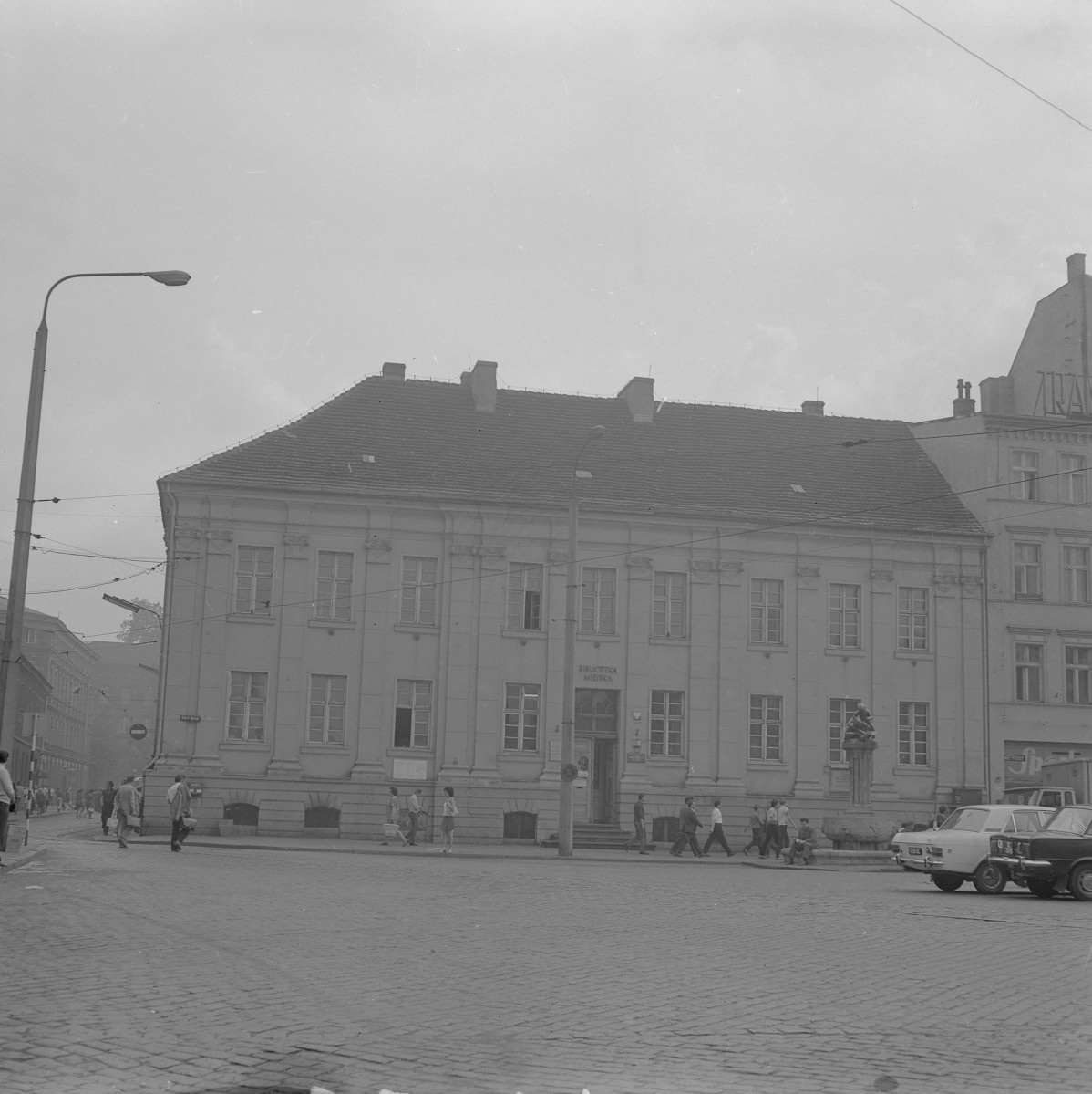 Stary Rynek - zabudowa miejska, biblioteka miejska oraz fontanna "Dzieci bawiące się z gęsią"., skan 1