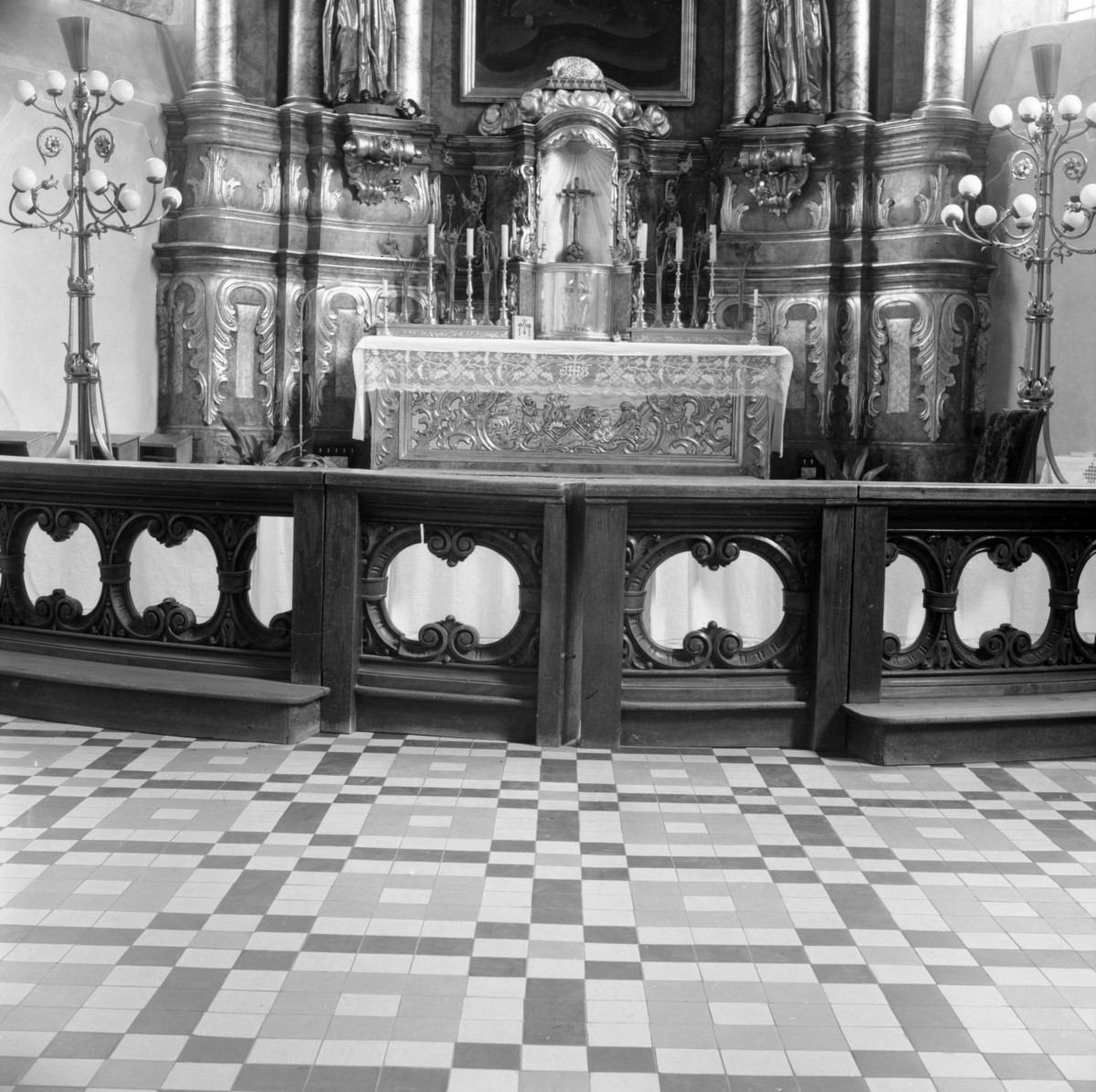 kościół klasztorny jezuitów pw. Nawiedzenia NMP - wnętrze, balustrada w prezbiterium, skan 1