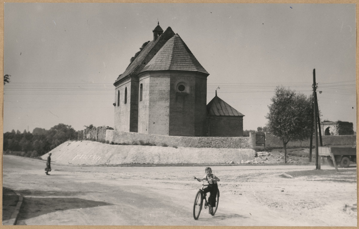 Kościół klasztorny - widok ogólny od strony płn. - wsch., skan 1