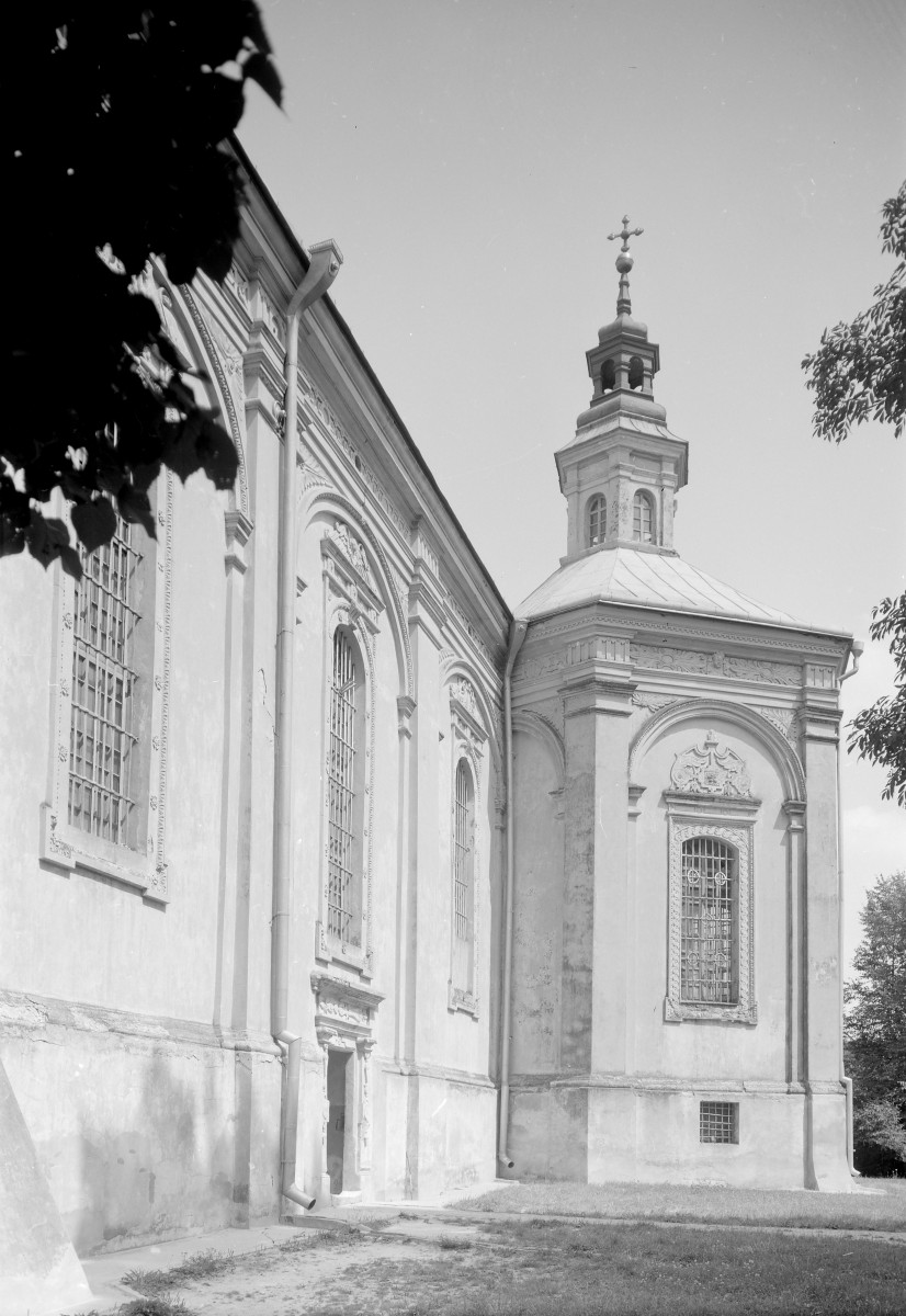 Kościół Wniebowzięcia Najświętszej Maryi Panny - elewacja pd. widoczna kaplica., skan 1