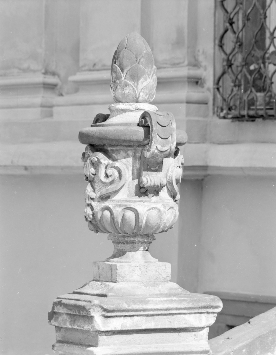 sanktuarium św. Jadwigi Śląskiej - fragment portalu - wazon, skan 1