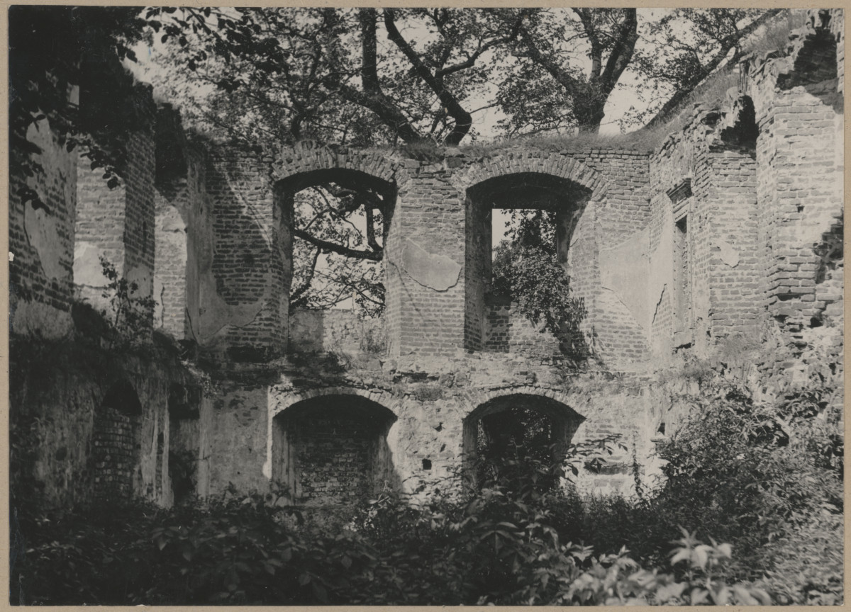 Dwór obronny - widok ogólny wnętrza ruin

, skan 1