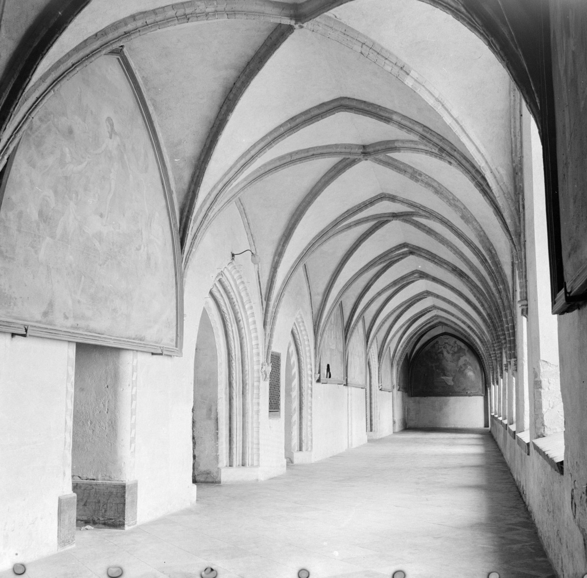klasztor Cystersów - wnętrze - krużganek zachodni, skan 1