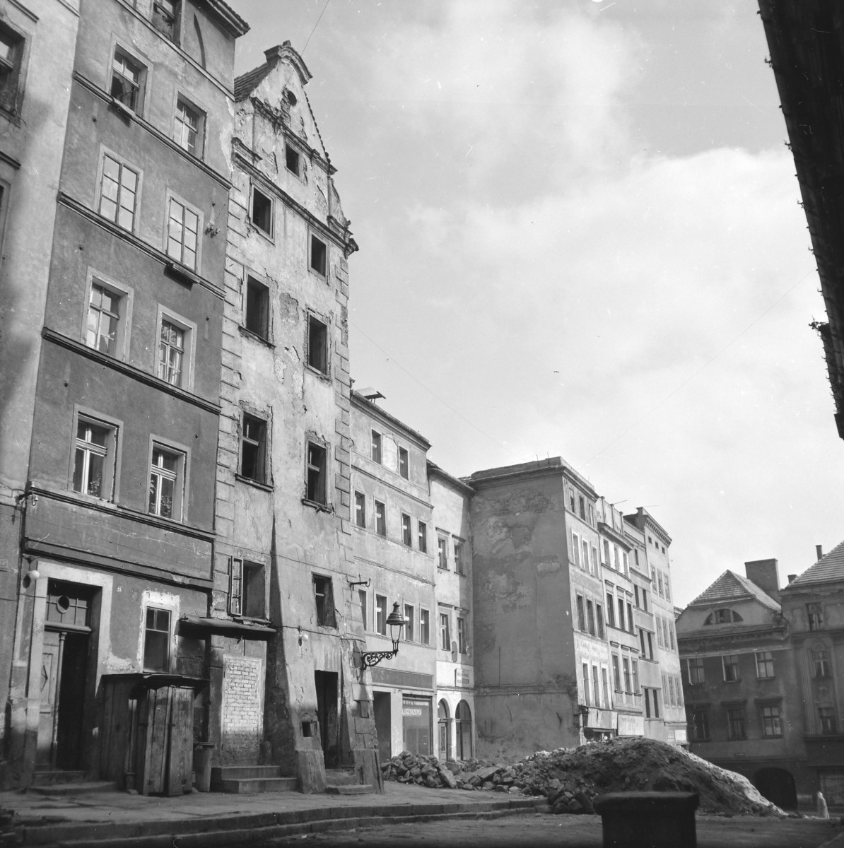 Zabudowa miejska. Elewacje frontowe kamienic, zniszczenia., skan 1