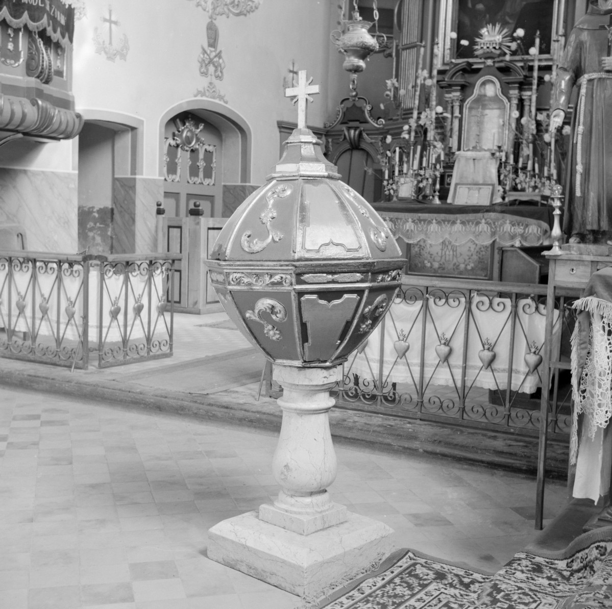 kościół pw. Wniebowzięcia NMP - wnętrze, chrzcielnica, skan 1