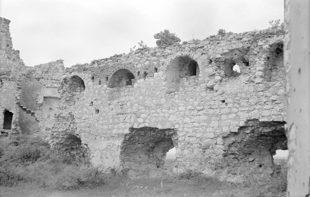 Zamek. Zniszczone fragment murów. Widok od strony dziedzińca., skan 1