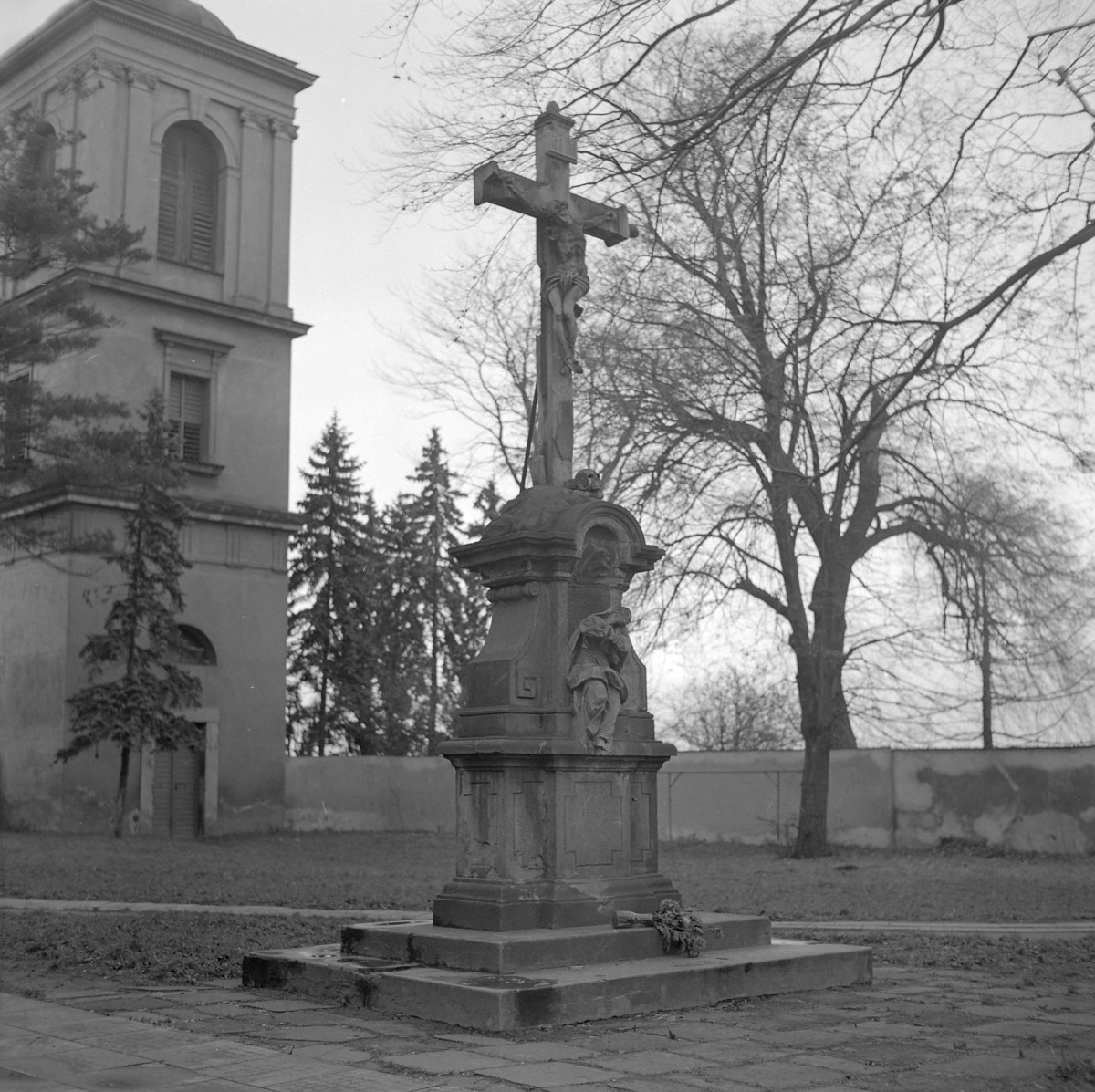 zespół klasztorny ss. Benedyktynek - dzwonnica i krzyż z 2. połówy XVIII w. na dziedzińcu kościoła, skan 1