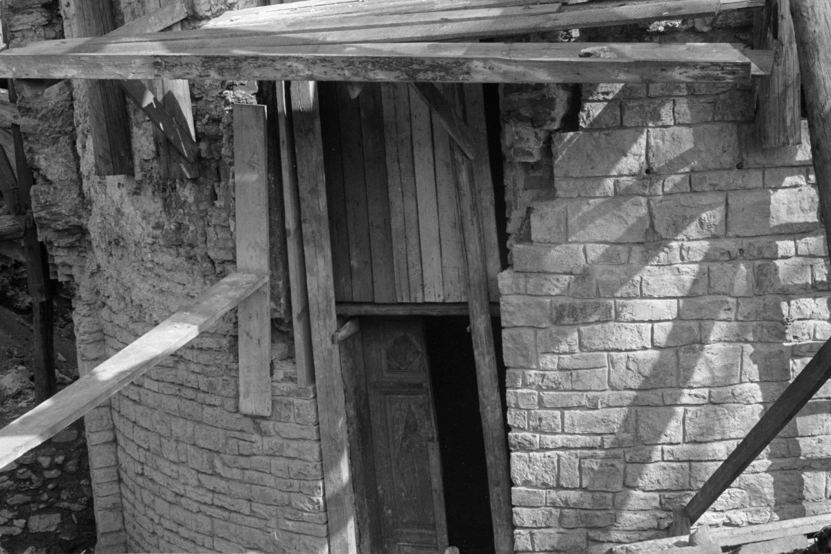 kaplica zamkowa - fragment rotundy i wejście, skan 1