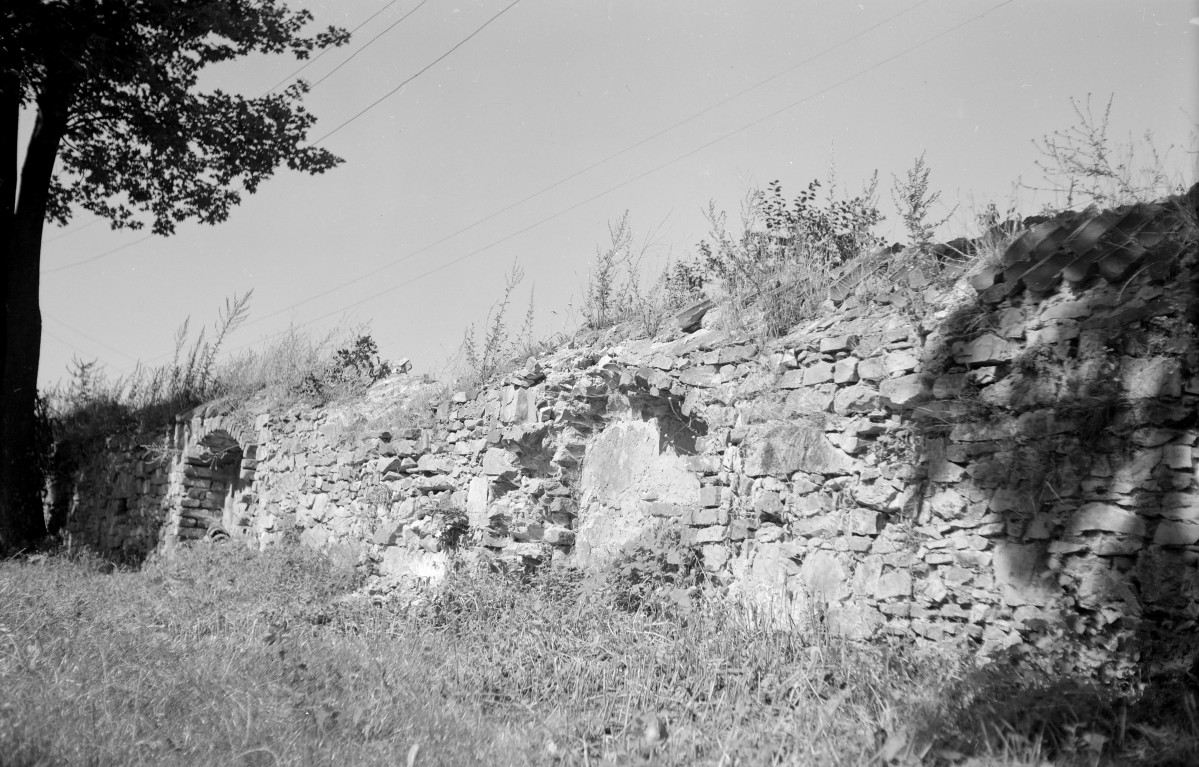 klasztor bernardynów, kościół pw. Wniebowzięcia Najświętszej Marii Panny - fragment ruin muru przy kościele, skan 1
