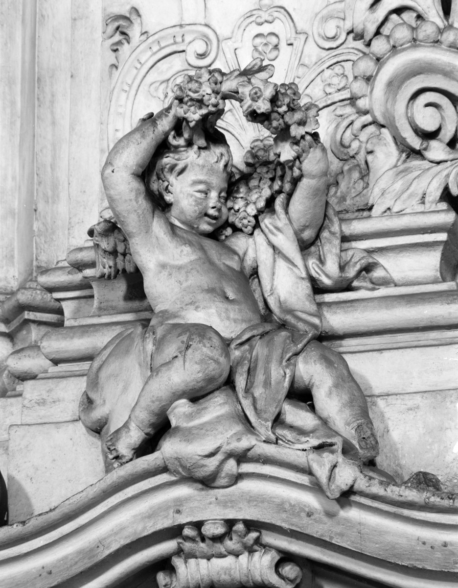 klasztor Benedyktynek - kościół pw. Wniebowzięcia Najświętszej Maryi Panny - wnętrze - nawa główna - dekoracja głowicy filaru - fragment, skan 1