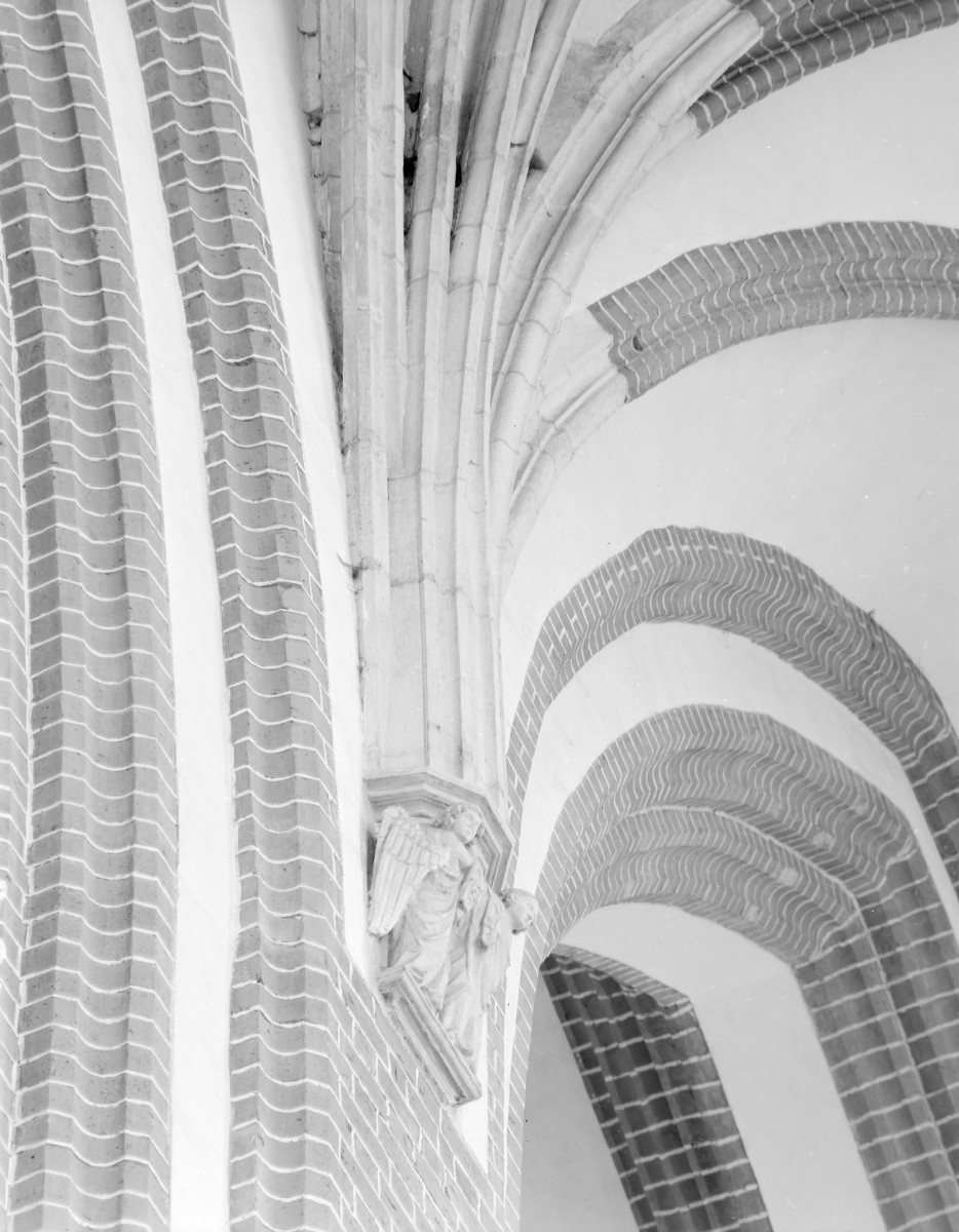 Kościół Najświętszej Marii Panny - wnętrze, żebra sklepienia oraz wspornik, skan 1