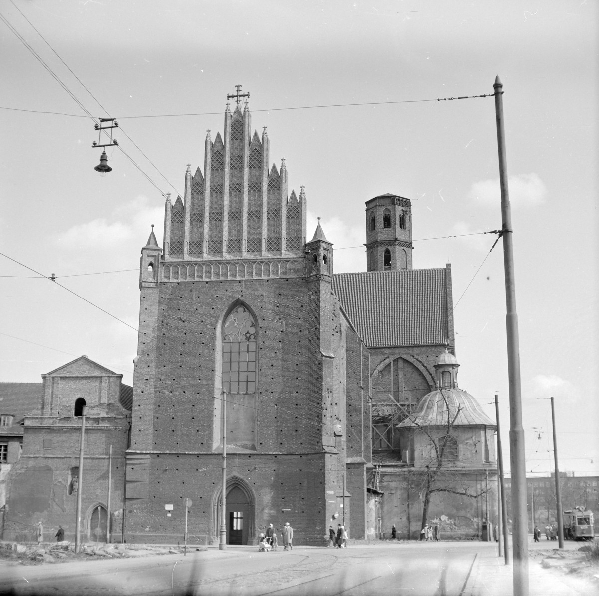 Kościół św. Wojciecha - widok ogólny od strony płd. - zach. Front kościoła., skan 1