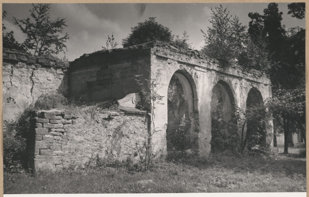 Zespół pałacowy - pawilon zachodni - widok ruin od strony zach., skan 1