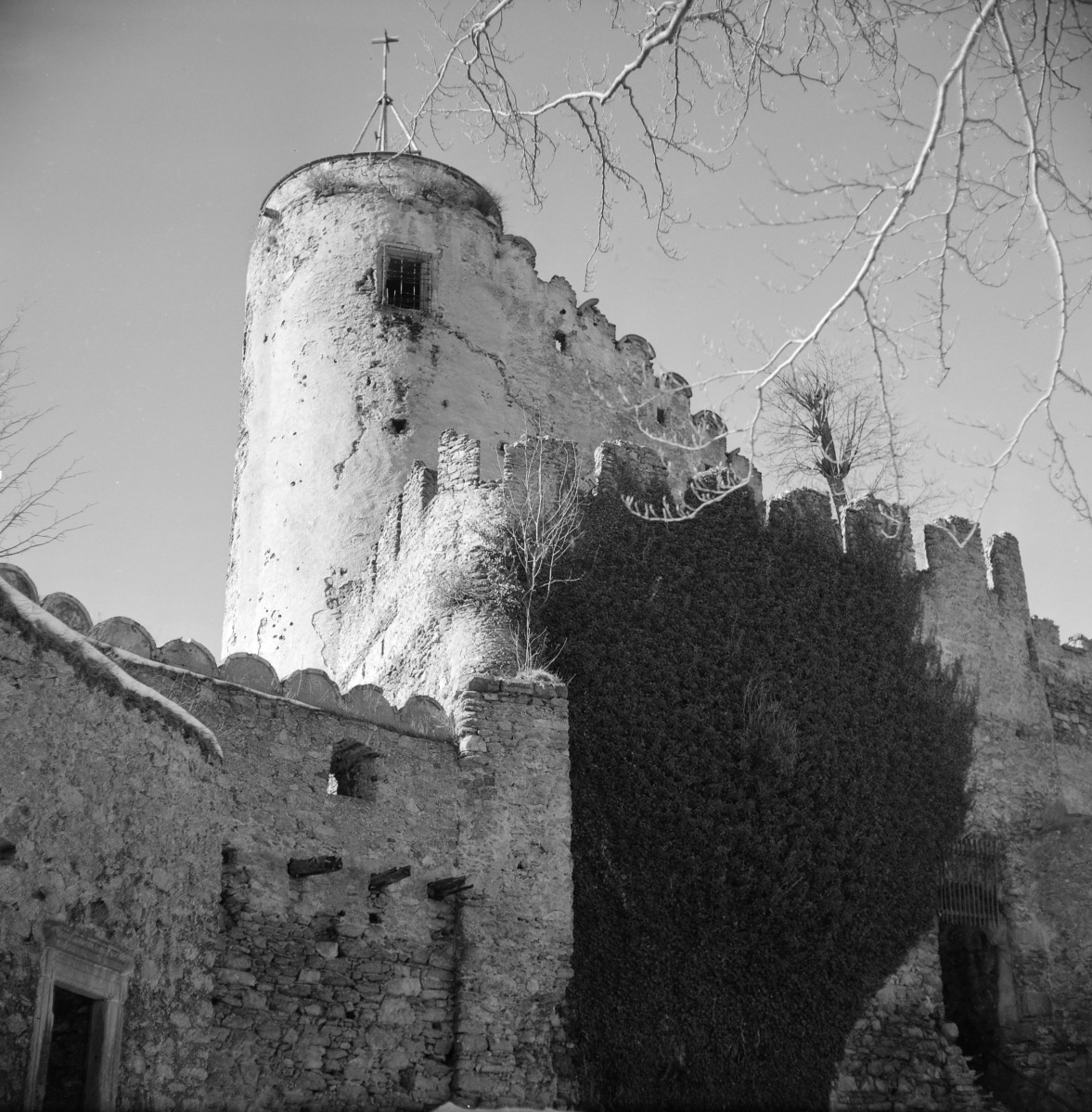 Zamek "Chojnik" - elewacja i baszta na pierwszym planie., skan 1