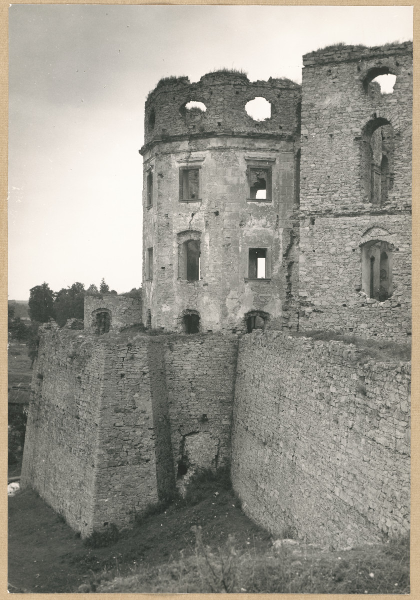 Ruiny zamku  Krzyżtopór  -  widok od strony zach. na wieżę i bastion płn. , skan 1