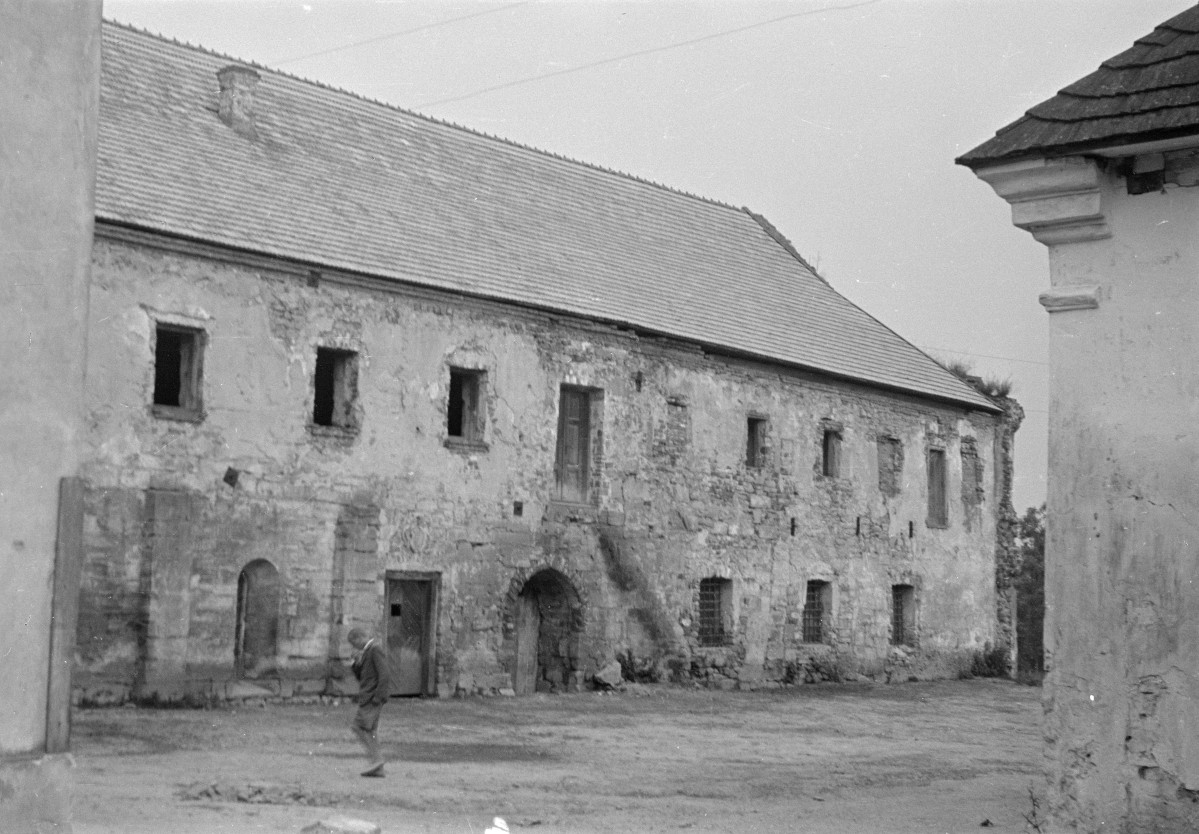 klasztor oo. Cystersów - ściana wschodnia, skan 1