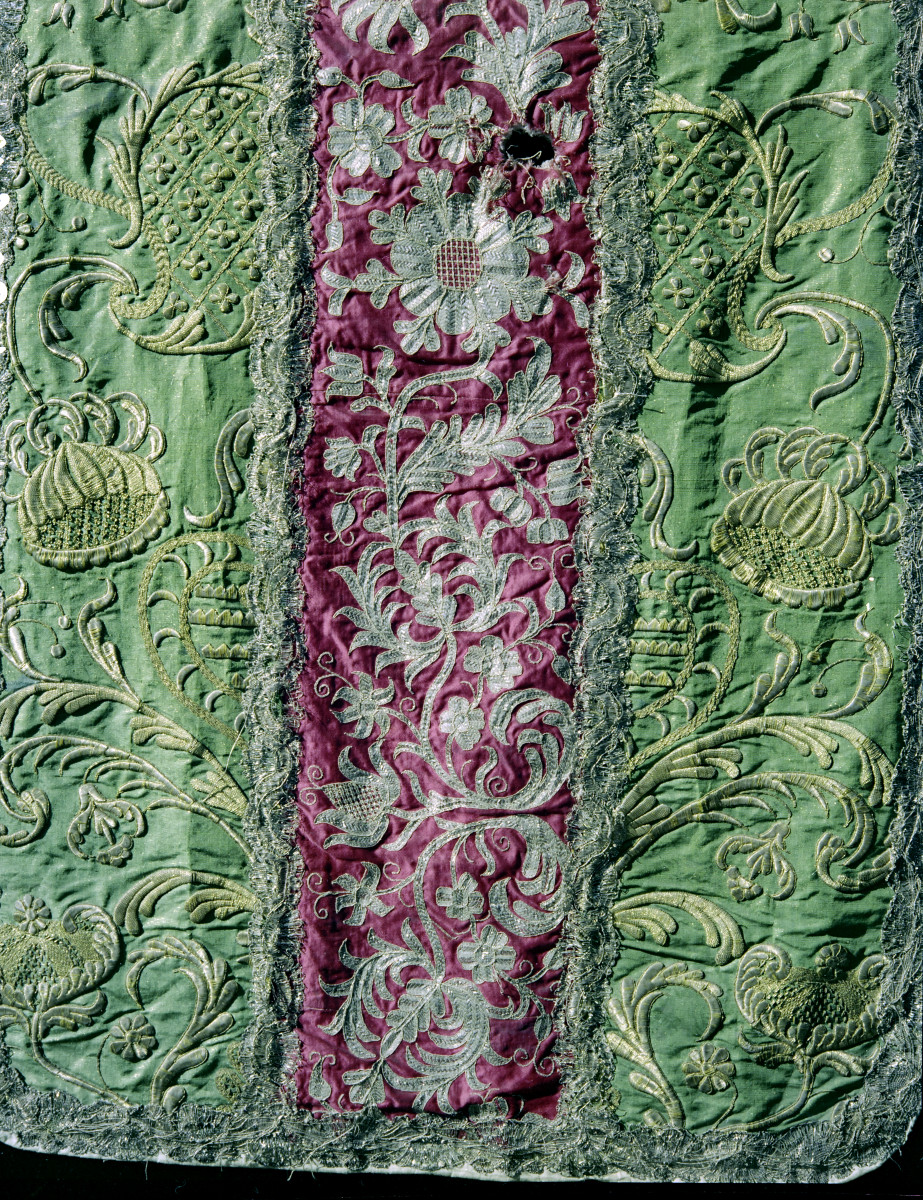 klasztor Benedyktynek - zbiory - ornat haftowany - fragment, skan 1