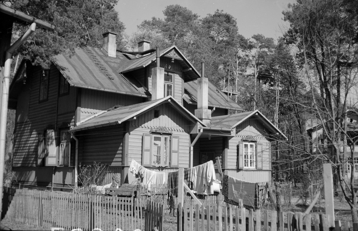 Willa - elewacja frontowa oszalowana, widok ogólny. , skan 1