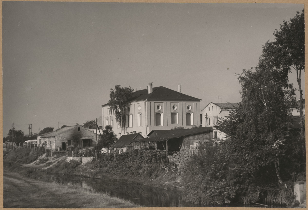Synagoga - widok ogólny w zabudowie miejskiej

 , skan 1