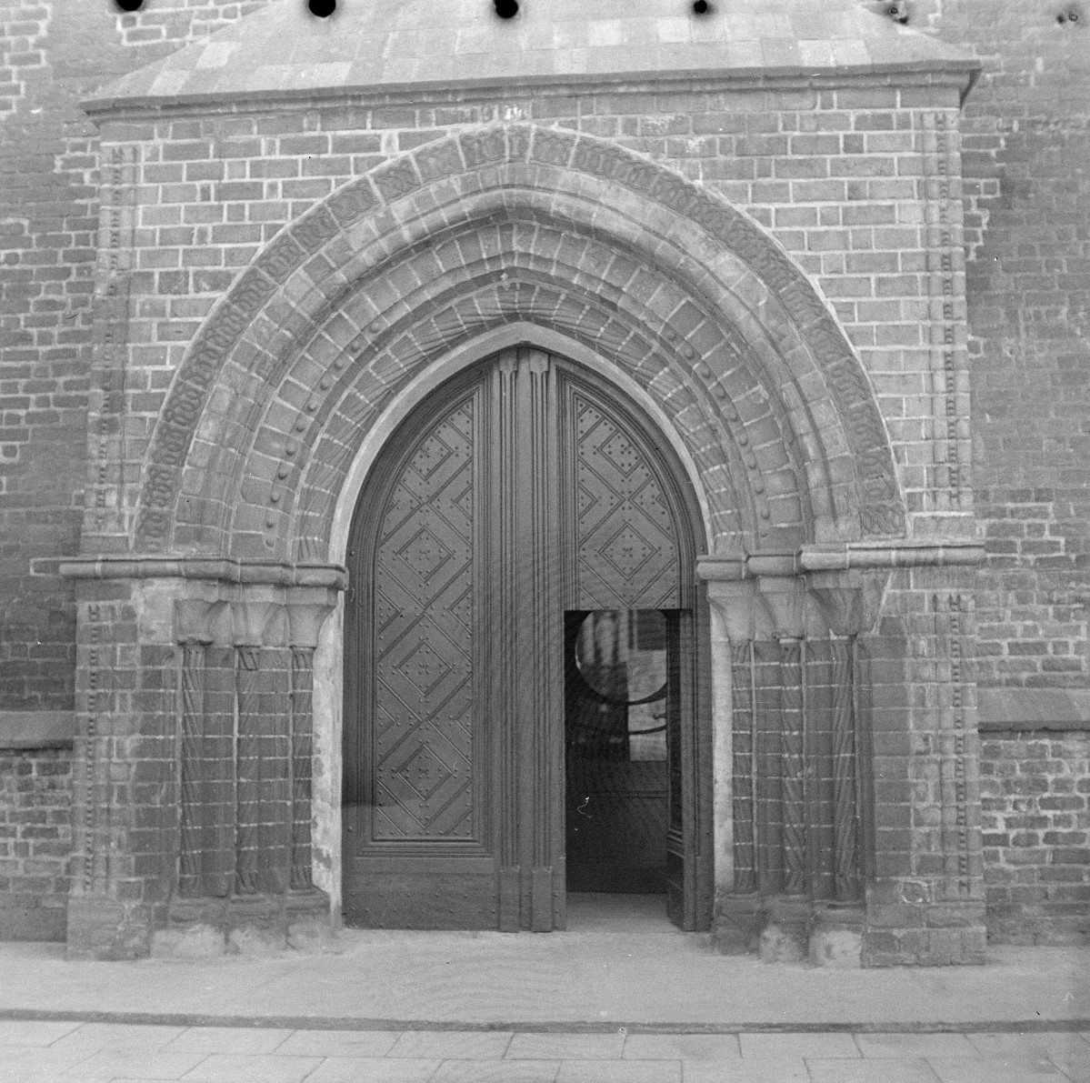 obiekt niezweryfikowany - elewacja frontowa - portal, skan 1