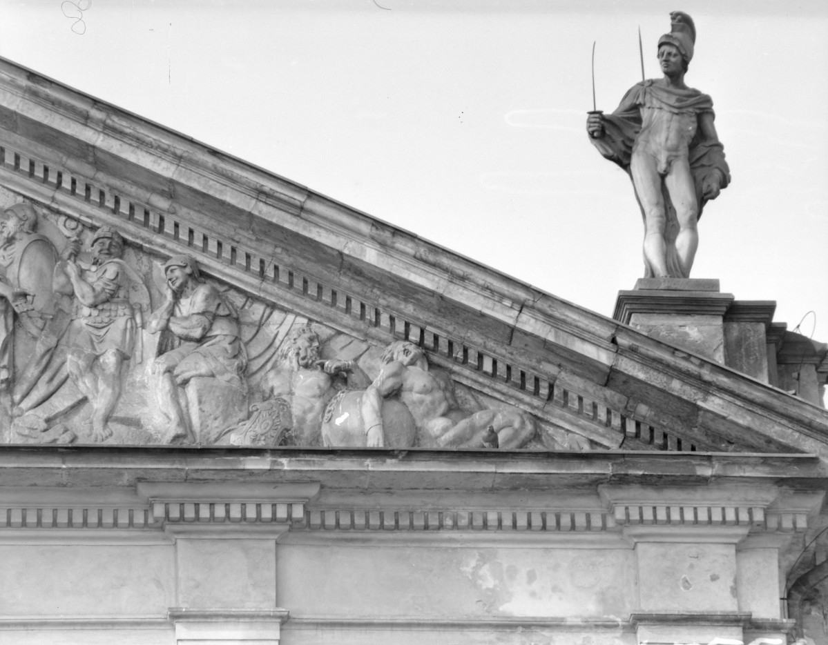 pałac Krasińskich - elewacja zach. tympanon, detale, skan 1