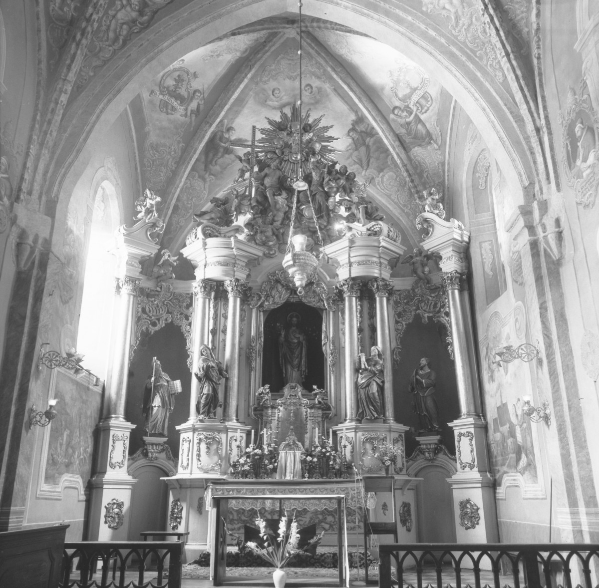 klasztor ss. Mniszek Benedyktynek - kościół pw. Najświętszej Maryi Panny i św. Wojciecha - wnętrze - prezbiterium - ołtarz główny, skan 1