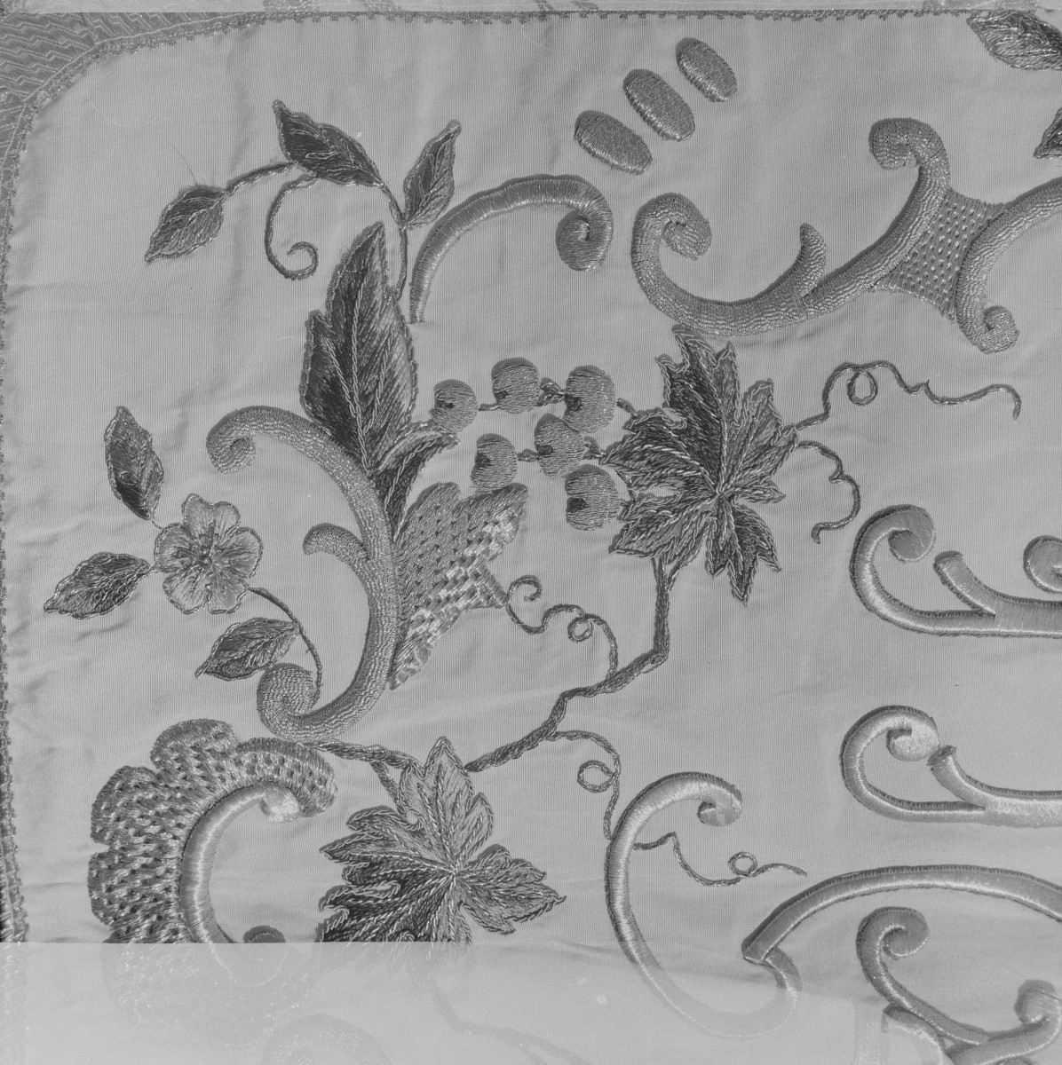 Skarbiec Katedralny - Kapa z mory. Haft Polski ok. 1880-1900. Kaptur kapy, detale., skan 1