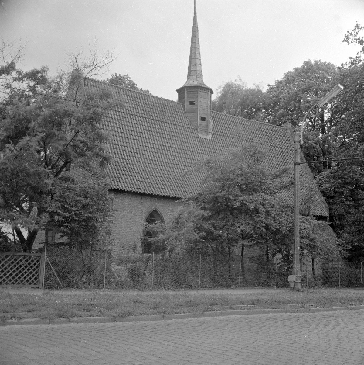 kościół szpitalny, ob. parafialny pw. św. Jerzego - elewacja północna, skan 1