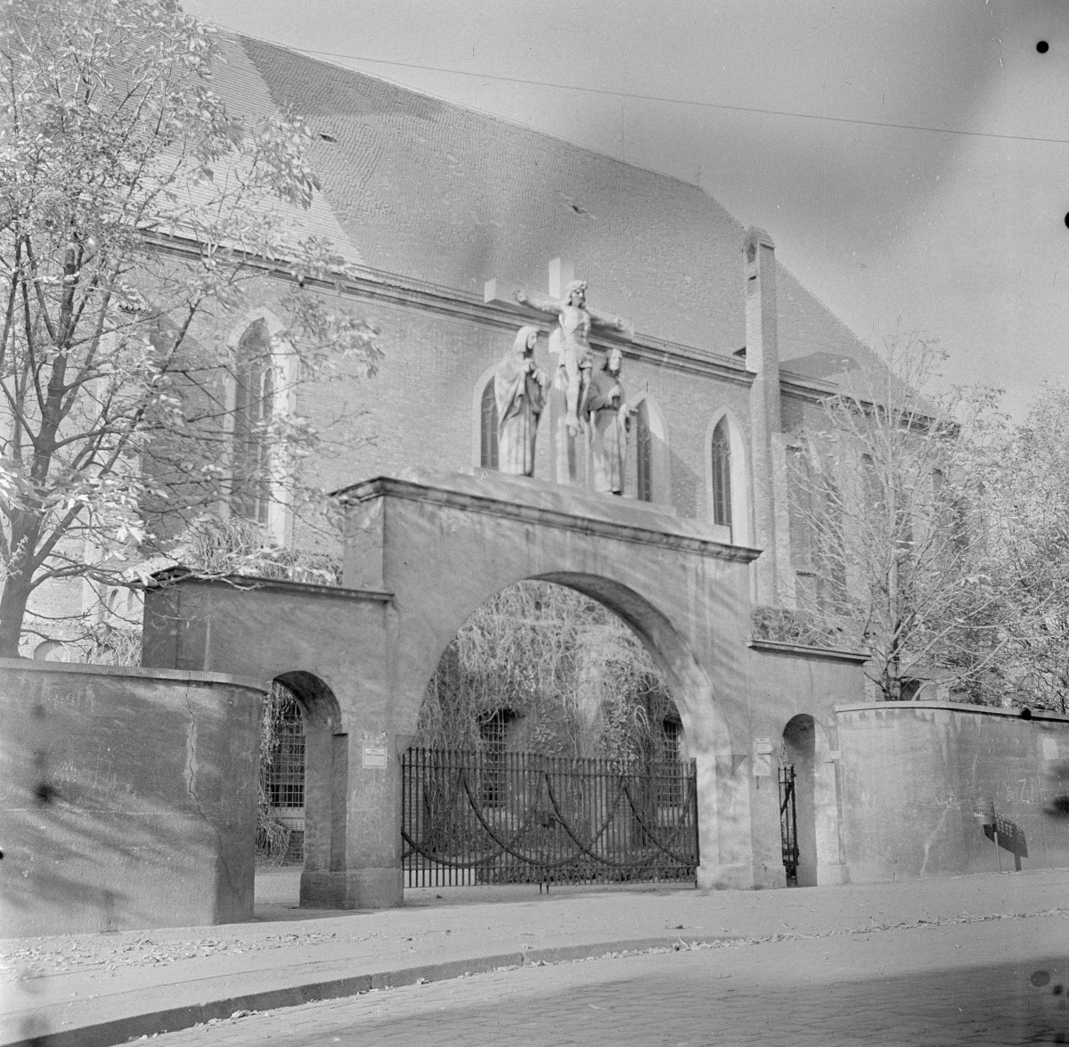 klasztor Franciszkanów - elewacja płd i brama , skan 1