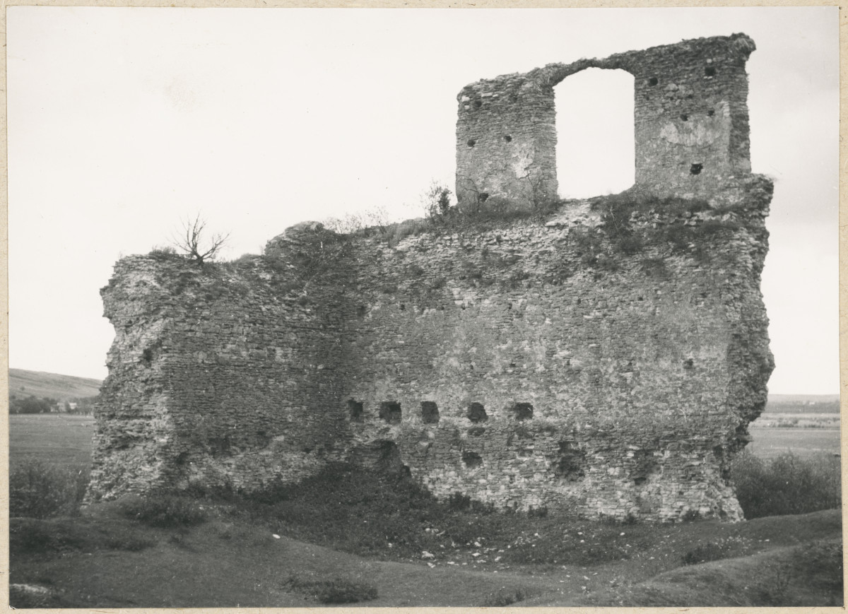 Ruiny zamku - fragment narożnika w widoku od wewnątrz 

, skan 1