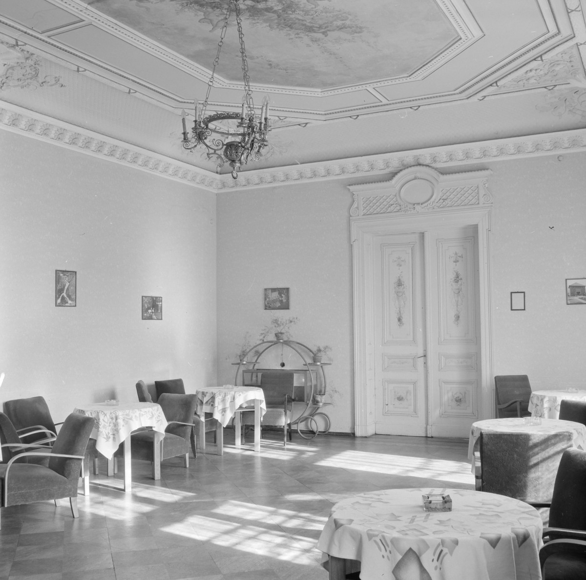pałac - wnętrze: fragment sali, skan 1