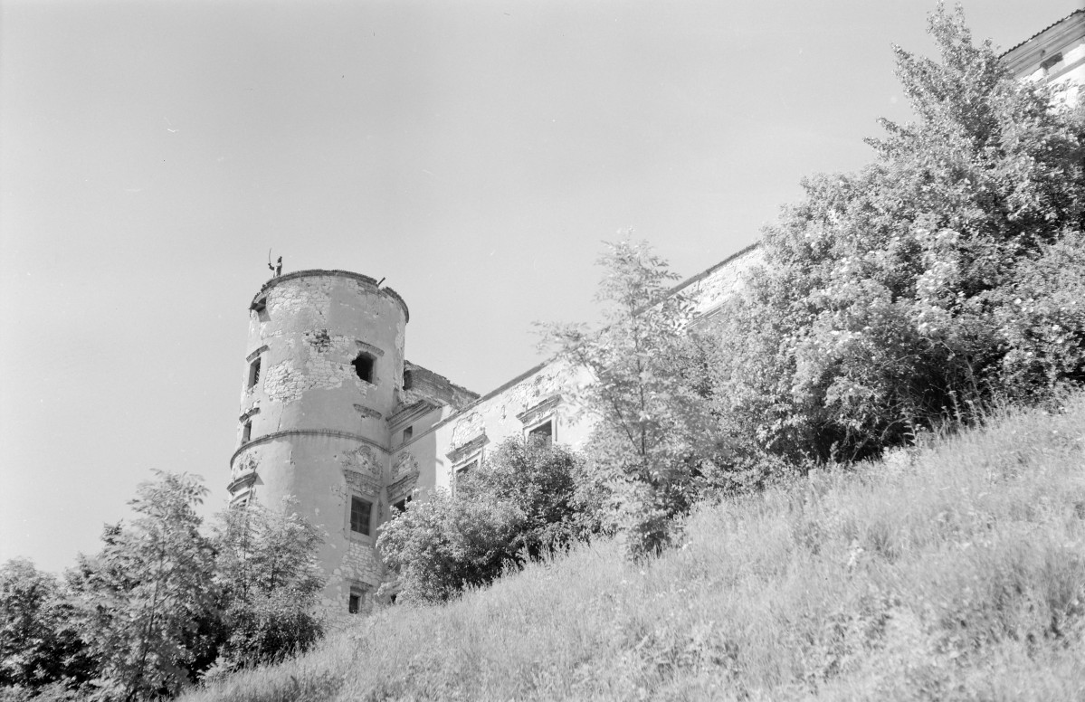 Zamek. Zniszczone fragment murów. Fragment elewacji zach. z basztą., skan 1