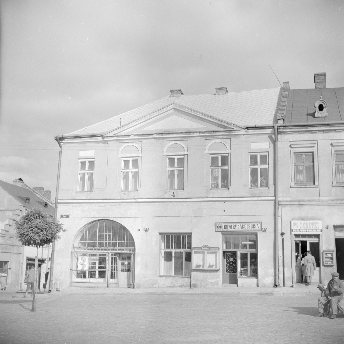 kamienice - elewacja frontowa, sklepy, skan 1