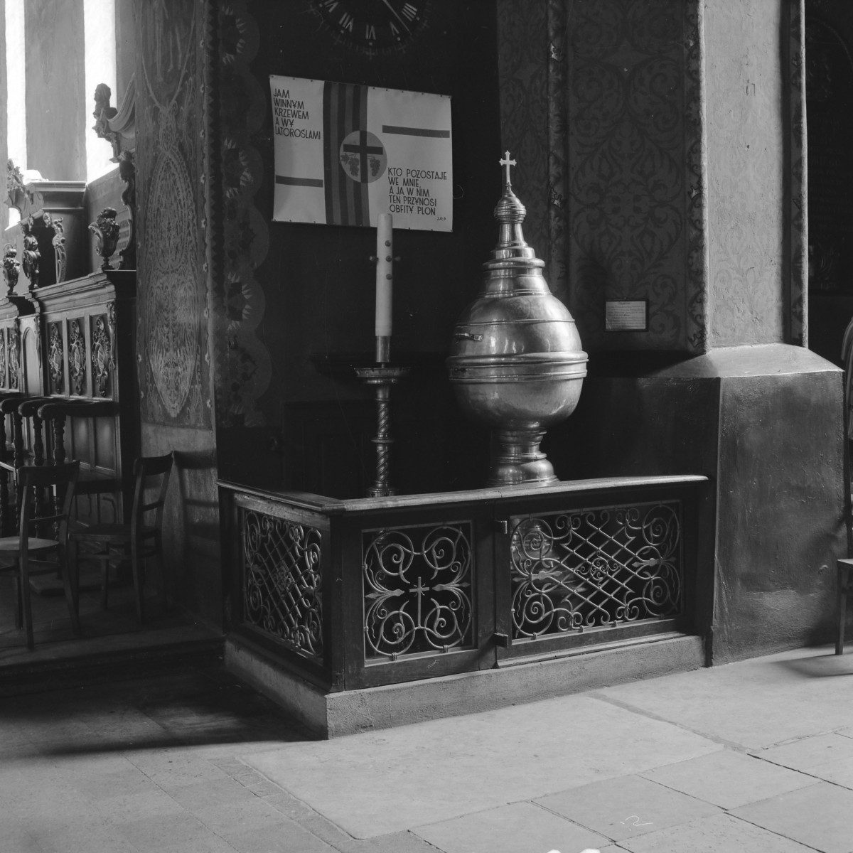 kościół parafialny pw. św.św. Marcina i Mikołaja - chrzcielnica, skan 1