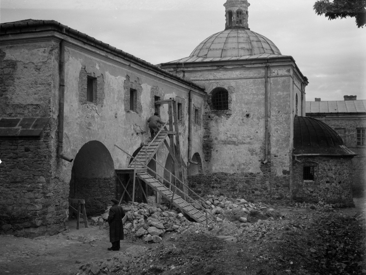 elewacja kaplicy św. Leonarda w zespole klasztornym OO. Franciszkanów , skan 1
