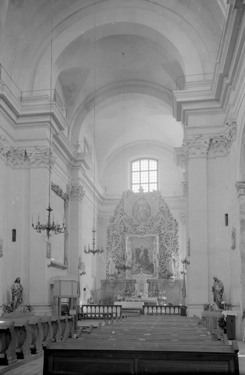 Kościół Niepokalanego Poczęcia Najświętszej Maryi Panny - wnętrze: prezbiterium i ołtarz główny, skan 1
