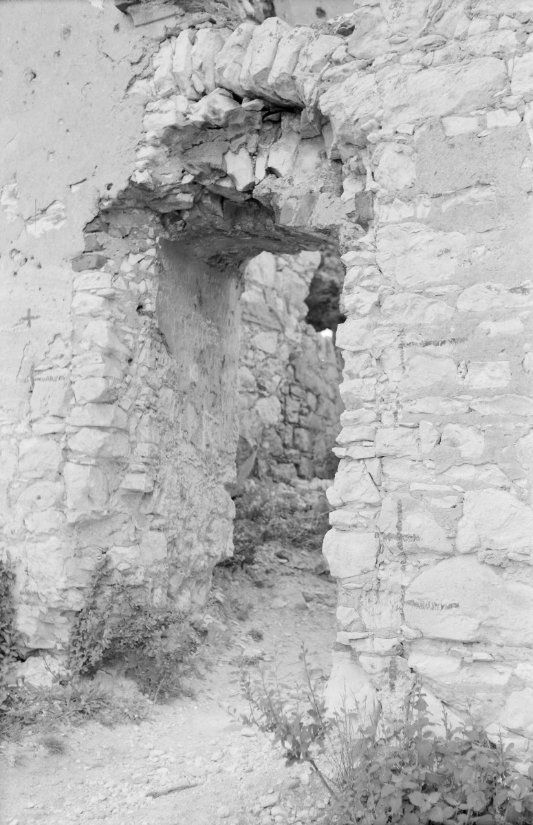 Zamek. Wnętrze dziedzińca i fragment murów z przejściem., skan 1