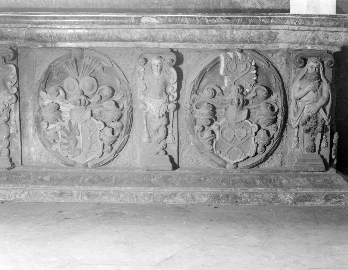 mauzoleum Piastów Świdnickich - wnętrze: sarkofag, fragment dekoracji tumby, skan 1