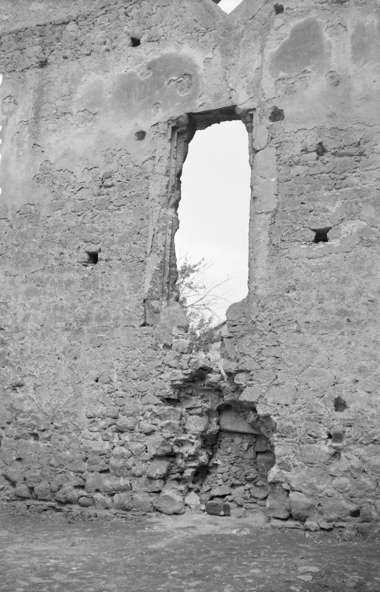 zamek - fragment elewacji: okno, skan 1