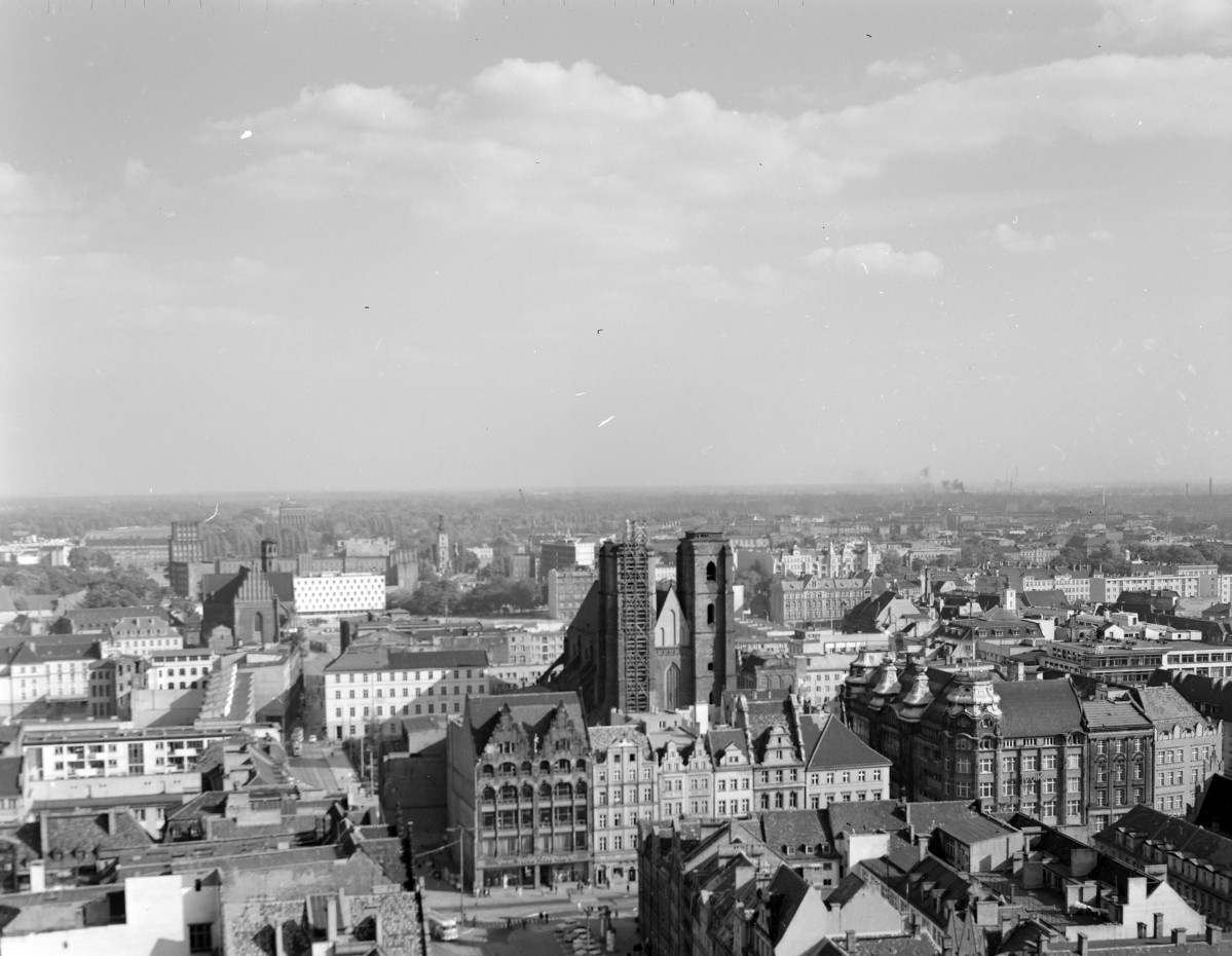 panorama miasta - zdjęcie z wieży kościoła garnizonowego pw. św. Elżbiety - widoczny kościół pw. św. Marii Magdaleny, ob. katedra polskokatolicka, skan 1