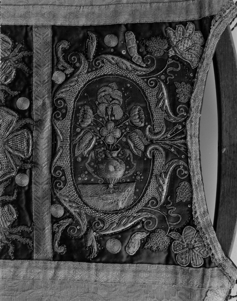 Kościół Sióstr Wizytek - dalmatyka czerwona z tzw. kompletu królewskiego, 1650-60, detale haftu, skan 1