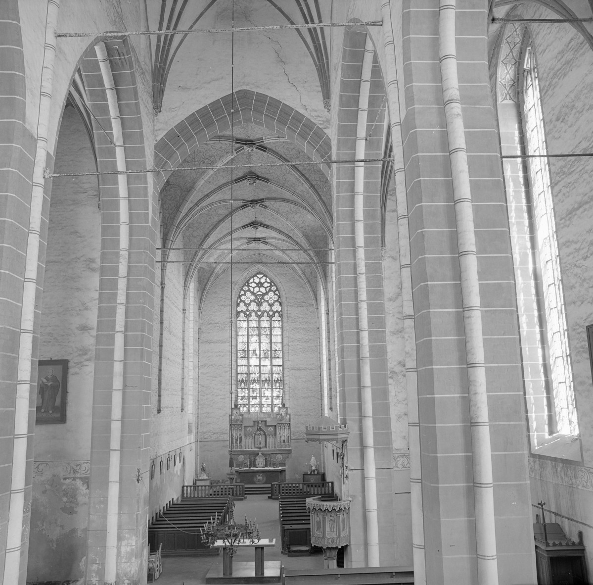 Kościół pod wezwaniem św. Jakuba i św. Mikołaja - wnętrze: prezbiterium z widocznym sklepieniem krzyżowym., skan 1