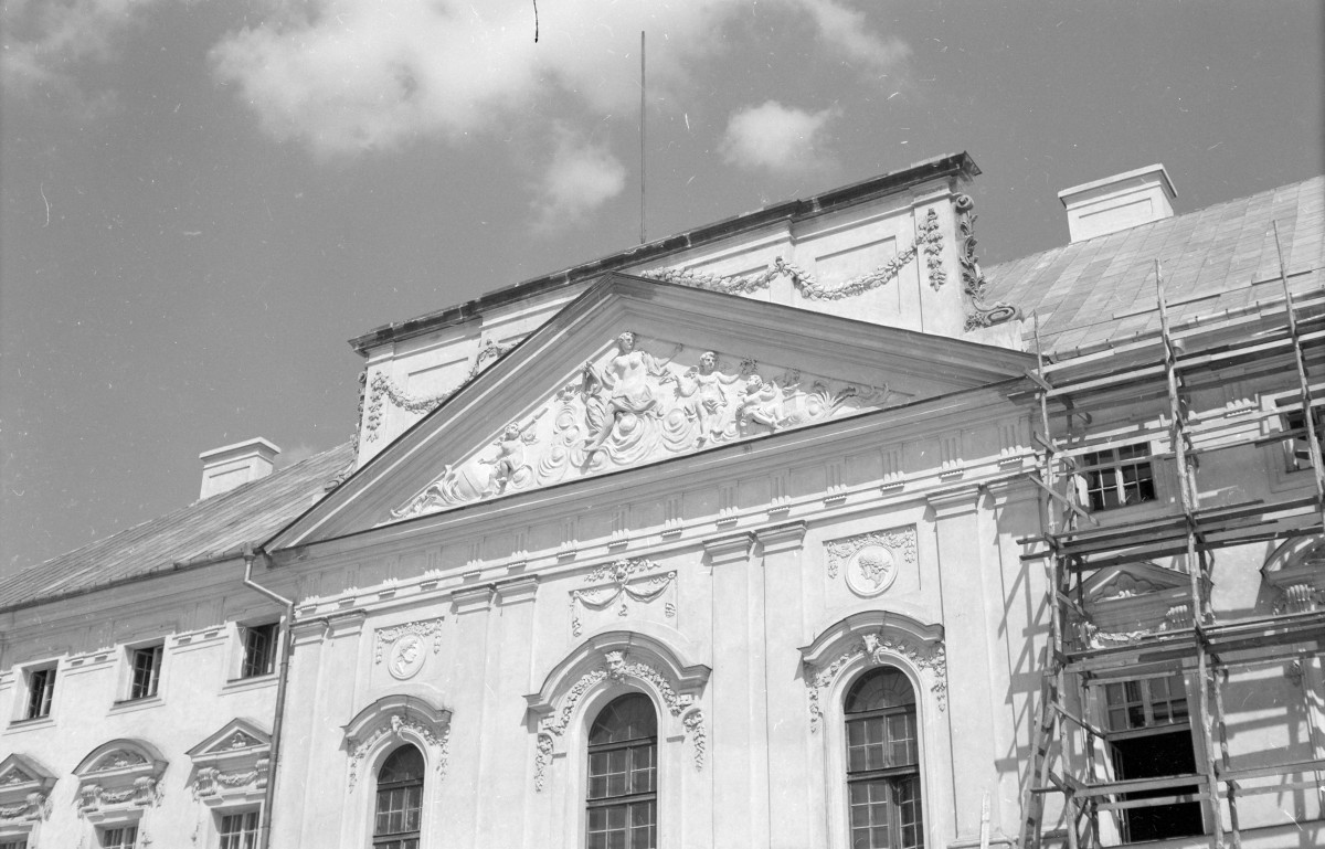 pałac - elewacja frontowa, fragment, skan 1