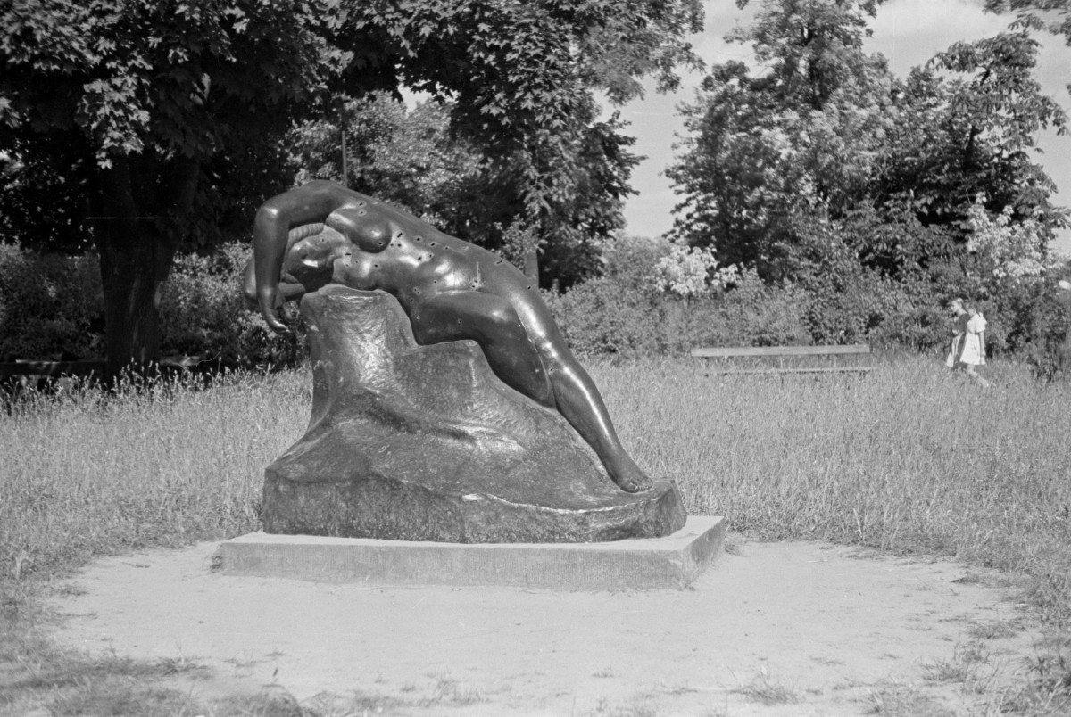 Rzeźba Henryka Kuny pt. "Ewa". Widoczne ślady po pociskach., skan 1