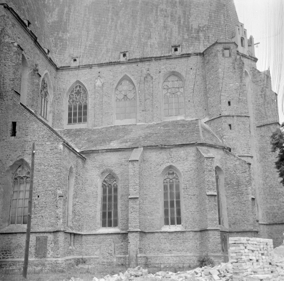 kościół pw. śś. Piotra i Pawła - elewacja południowa - fragment - prezbiterium, skan 1