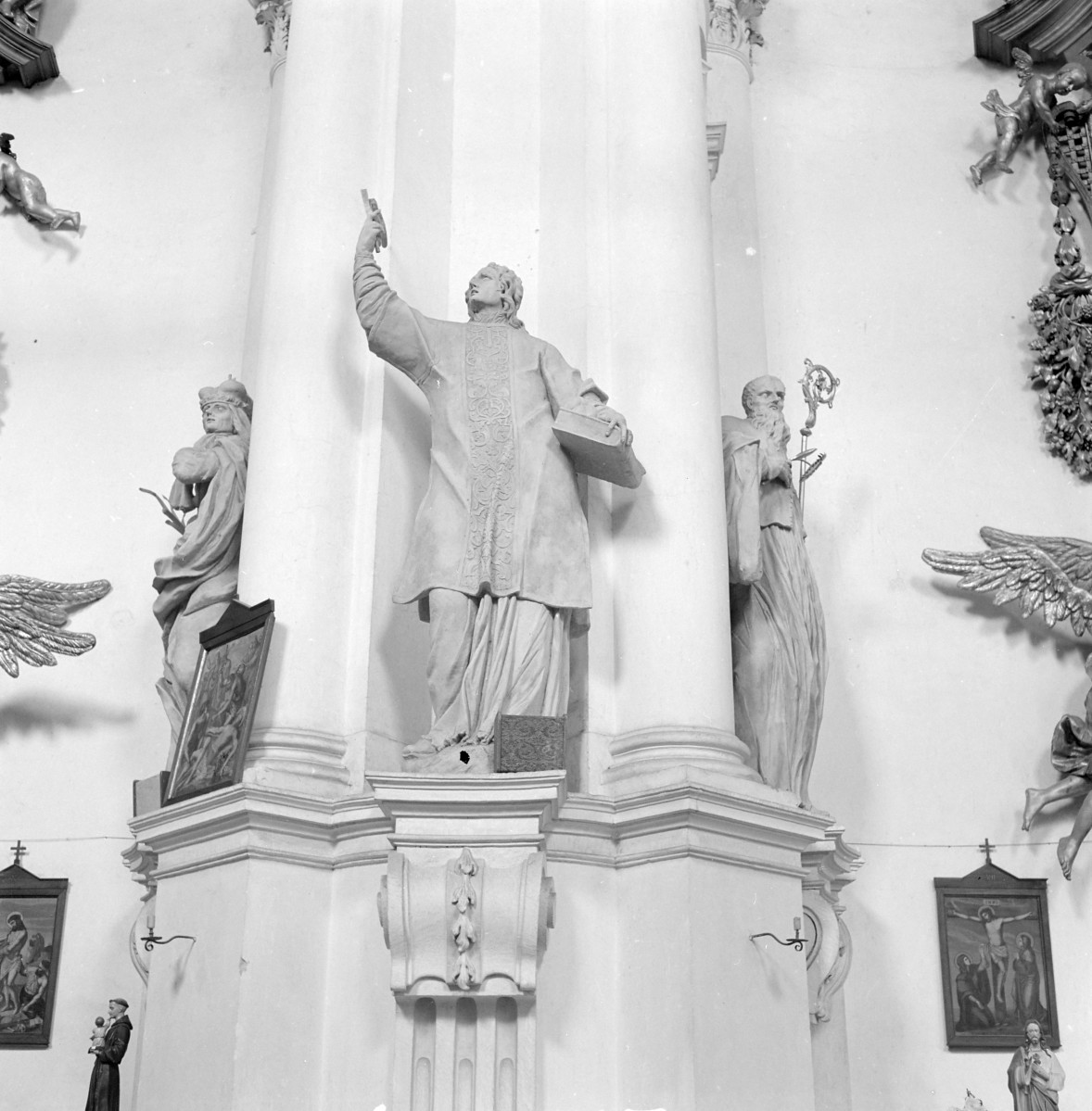 Bazylika św. Jadwigi - wnętrze: figura świętego, skan 1