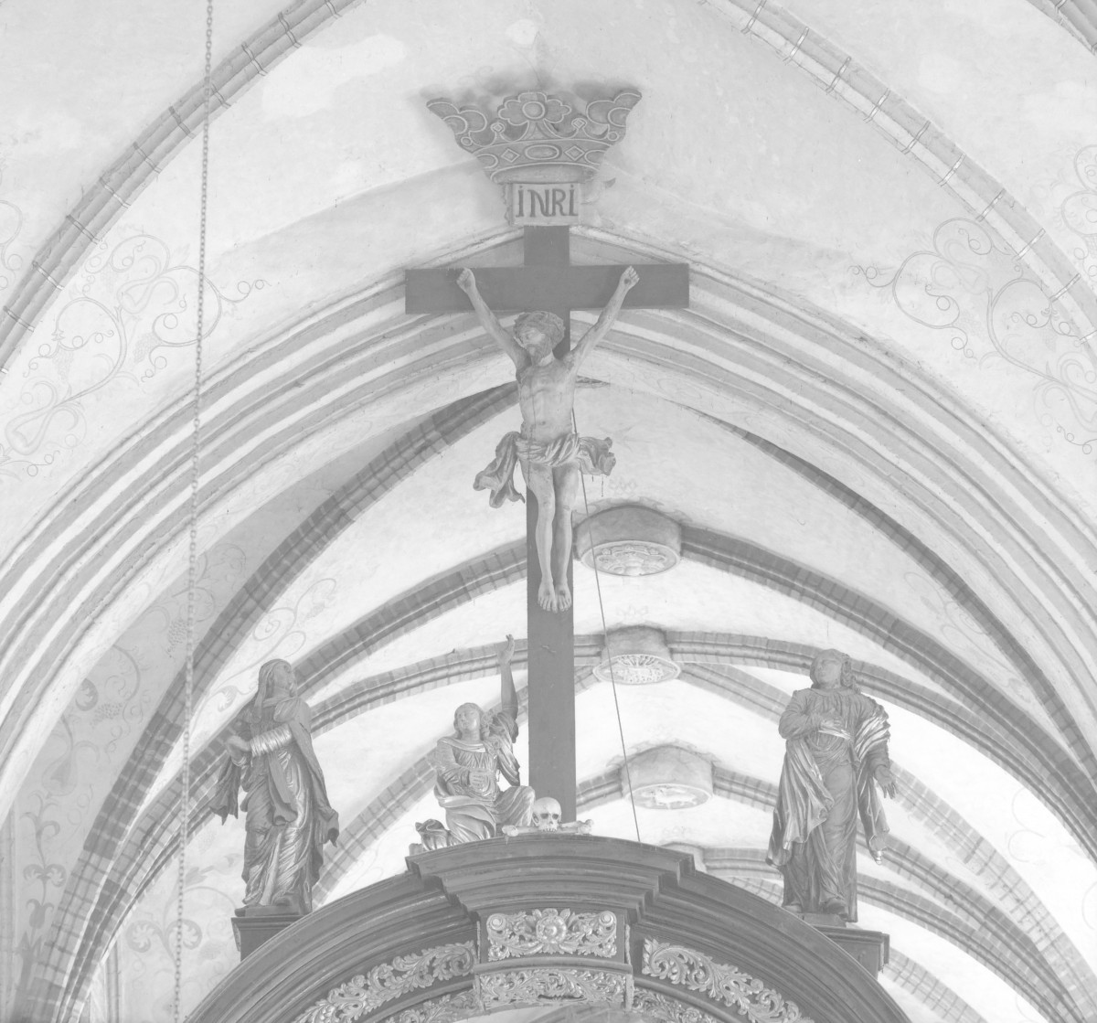 kościół pw. Wniebowzięcia Najświętszej Maryi Panny - wnętrze - nawa główna - prezbiterium - łuk tęczowy, skan 1