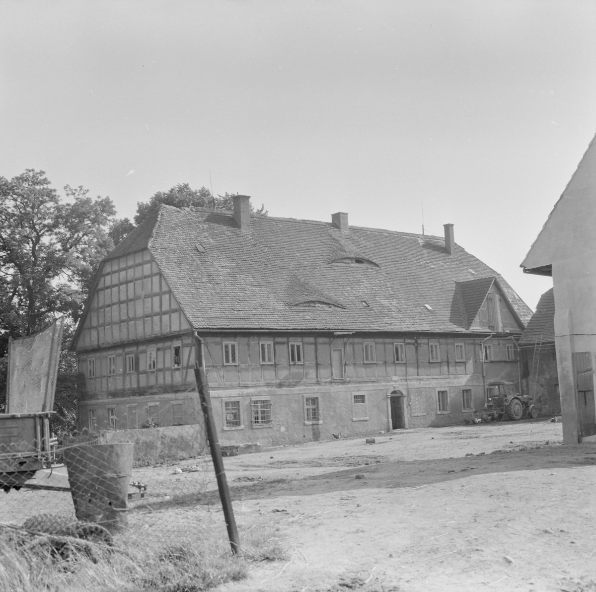 dom mieszkalny - widok ogólny, elewacja szachulcowa, skan 1
