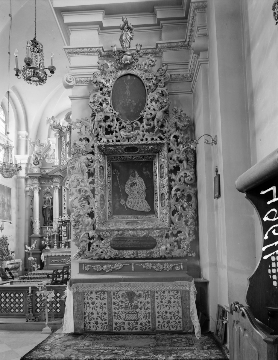 kościół pobenedyktyński pw. św. Michała Archanioła - wnętrze: ołtarz boczny prawy, skan 1